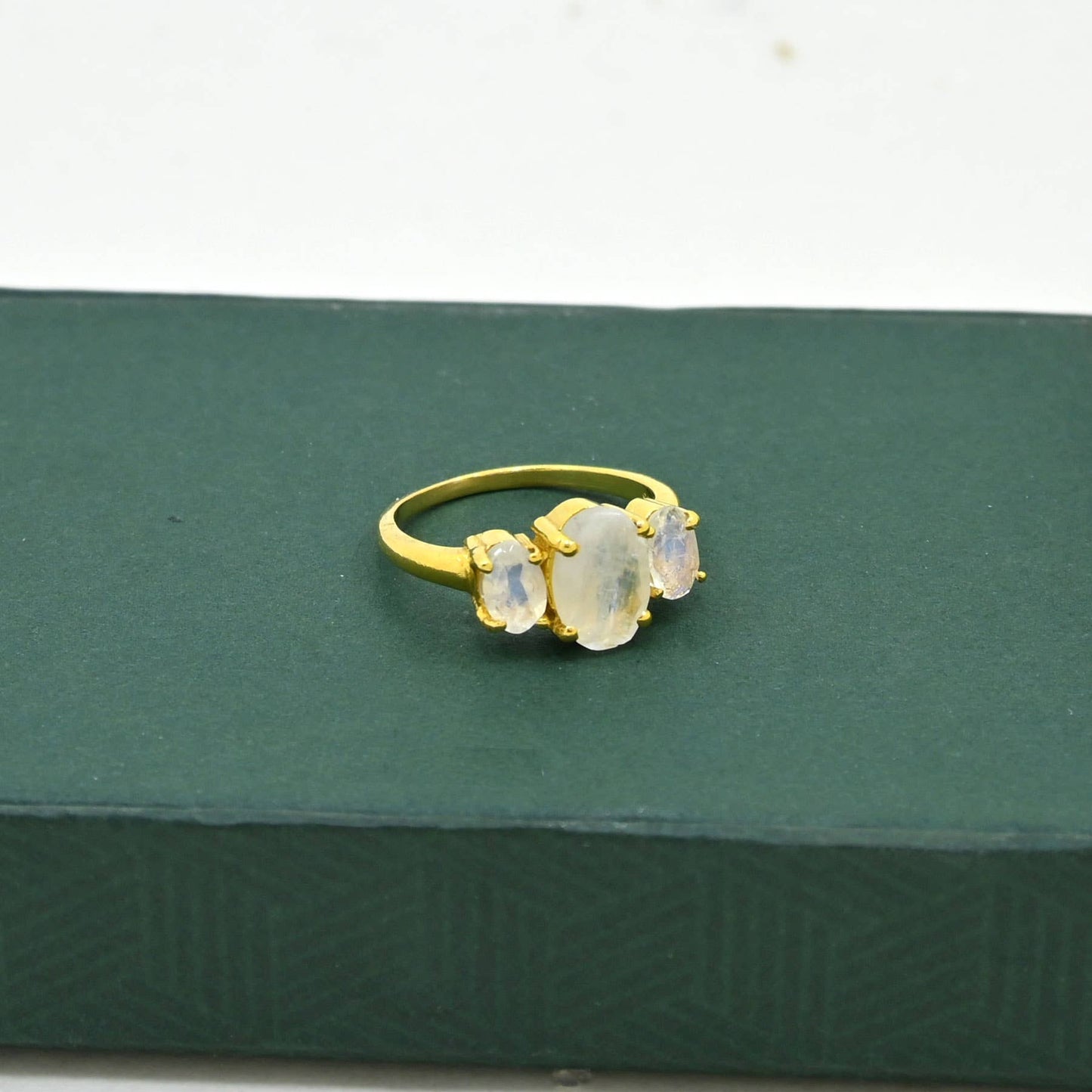 Anillo Winslet de plata bañada en oro - Piedra lunar arcoíris