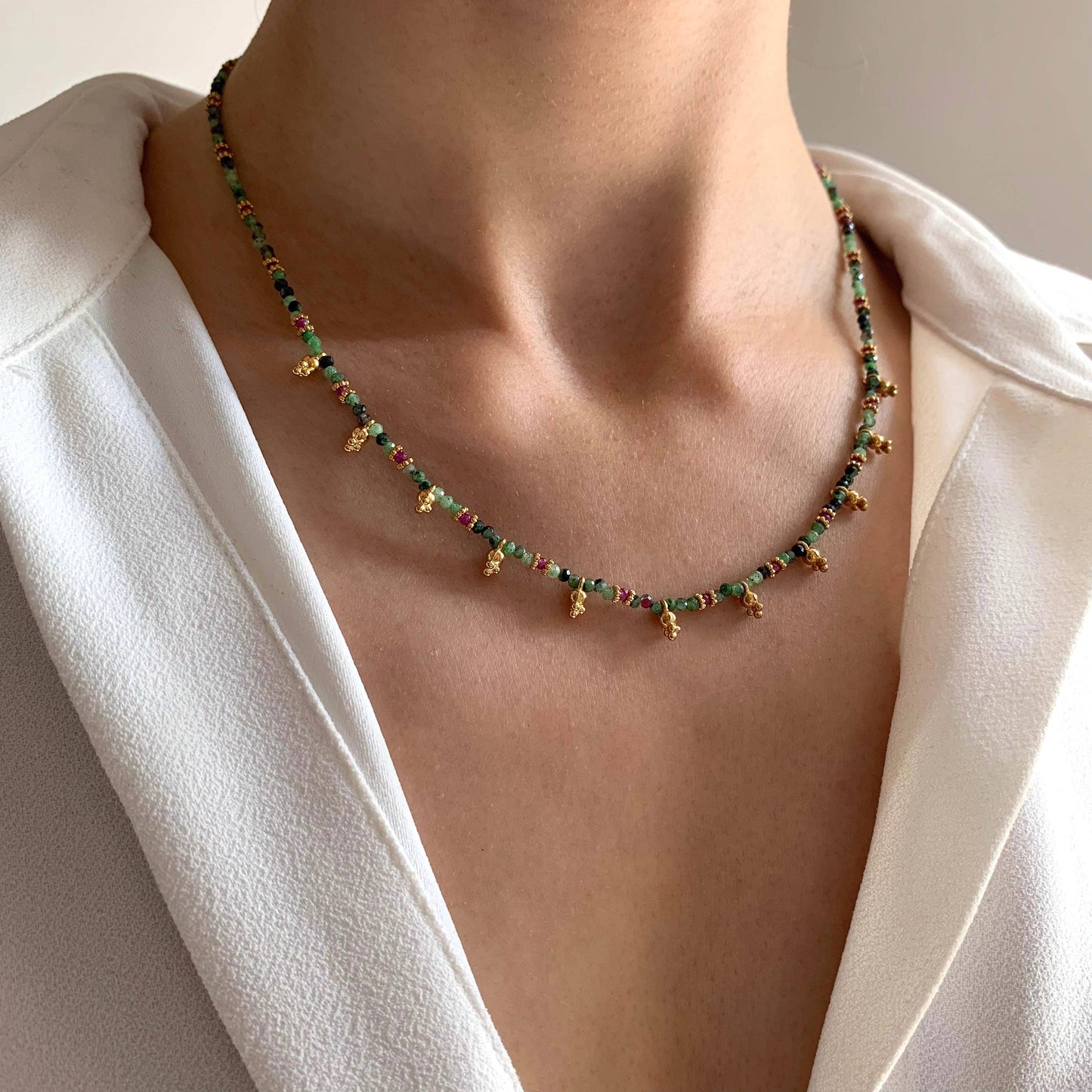 Collar de piedra natural con cuentas de Rubí Zoisita verde