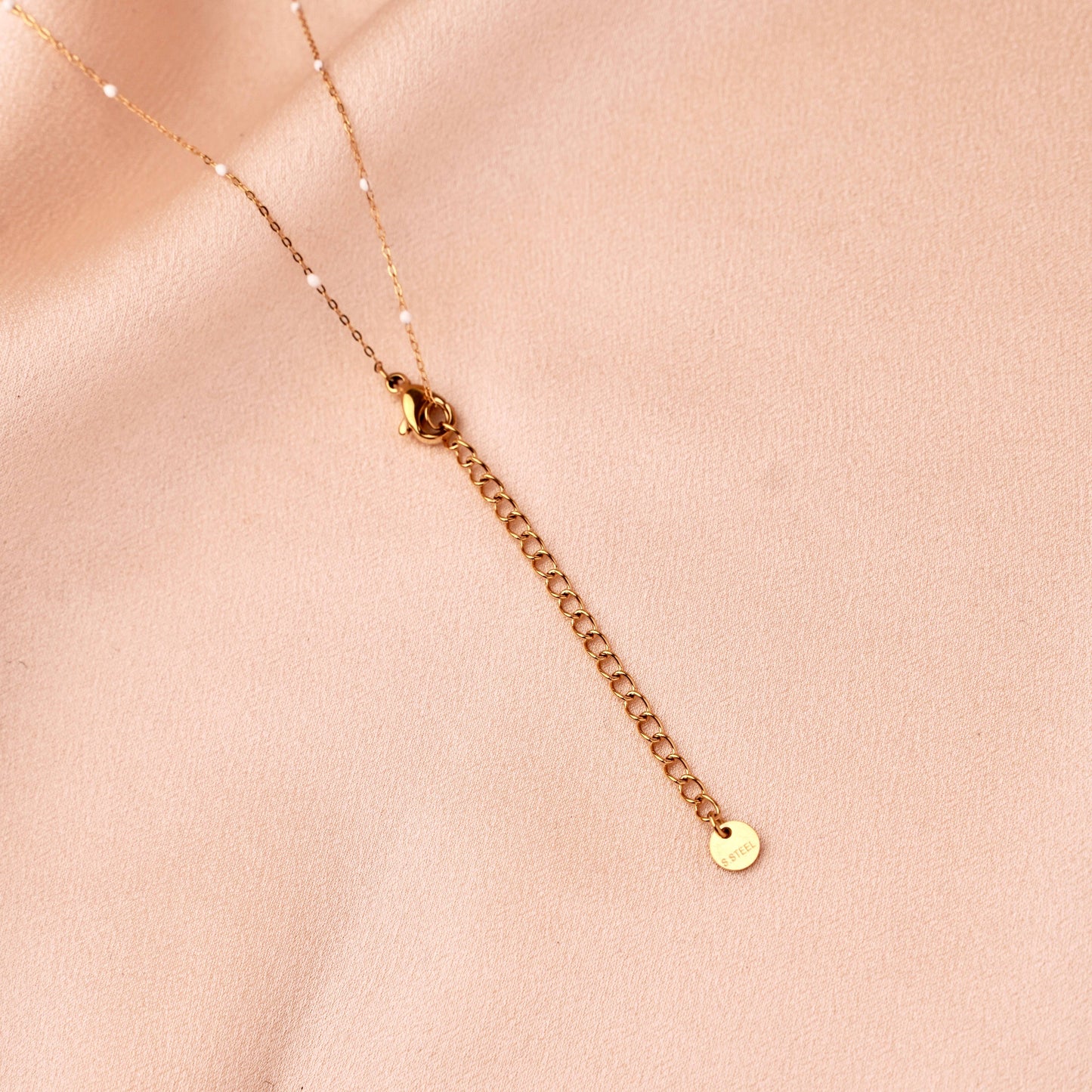 Collar con colgante de sol de acero inoxidableCollar Sol en Acero Inoxidable – Joya Minimalista Dorada