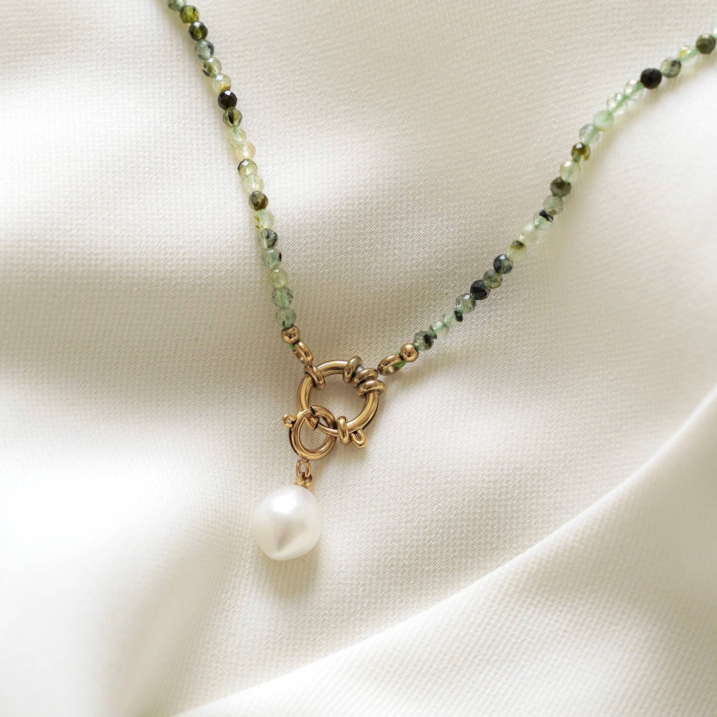 Collar de piedra natural prehnita y perla de agua dulce