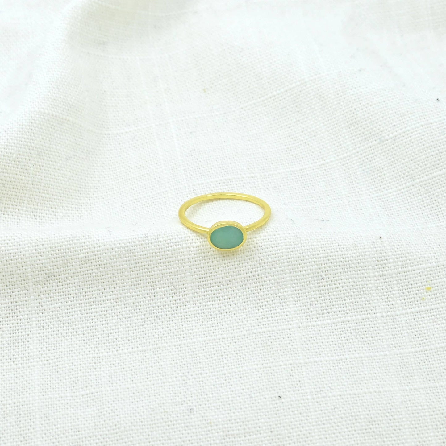 Anillo ovalado con piedras preciosas doradas y plateadas, amazonita