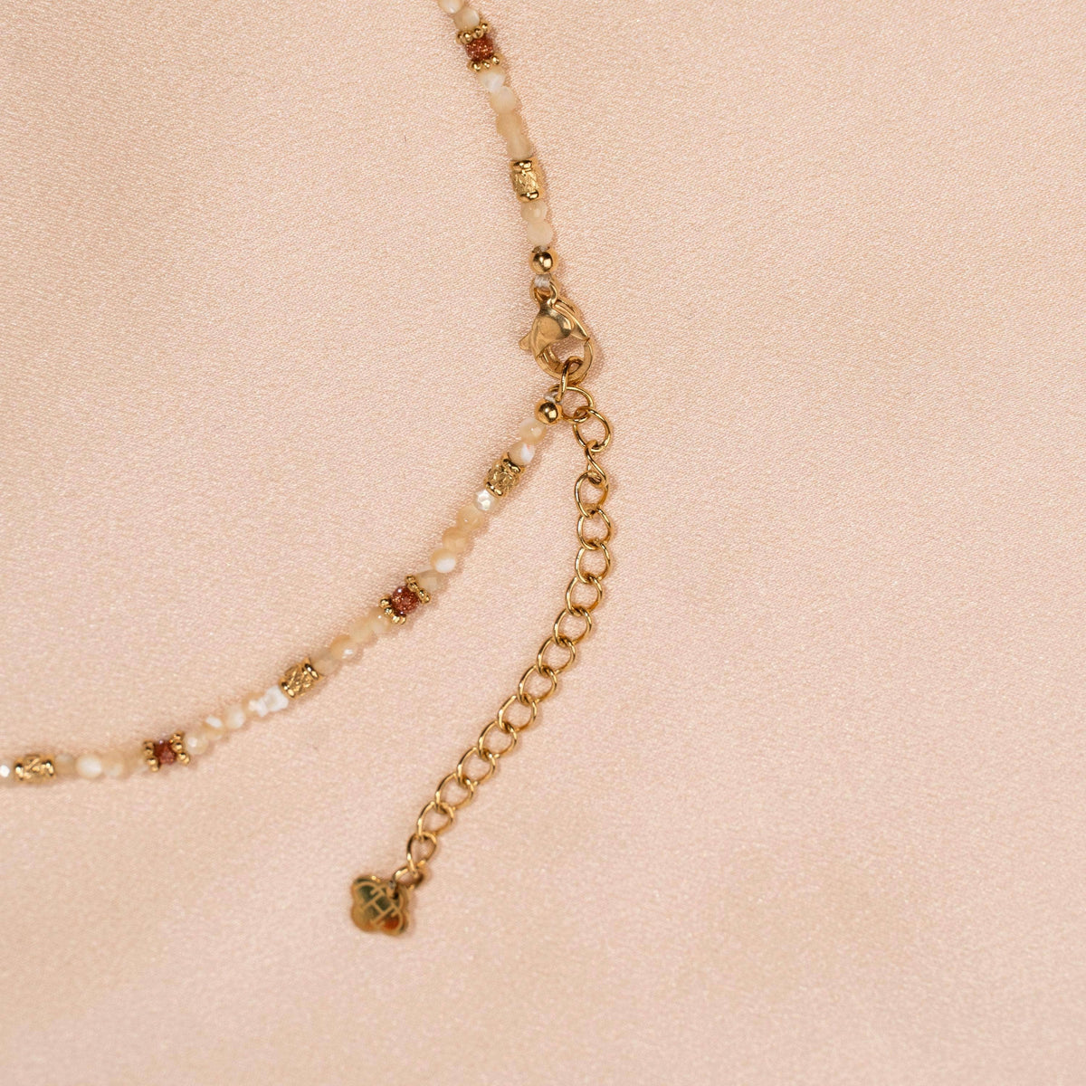 Collar de nácar blanco natural con cuentas multicolor