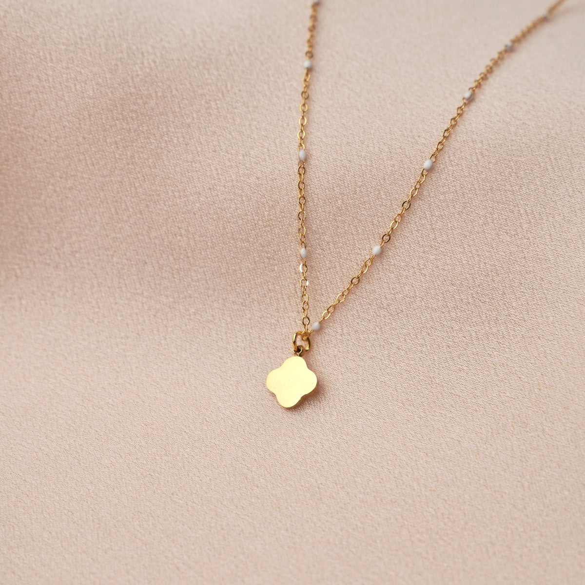Collar Trébol de la Suerte con Cadena de Bolitas en Acero Inoxidable
