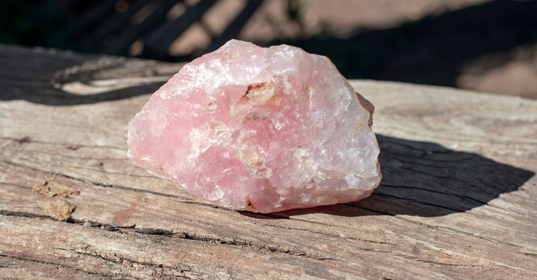 Cuarzo rosa: significado, propiedades y cómo usarlo en joyería para conectar con el amor propio