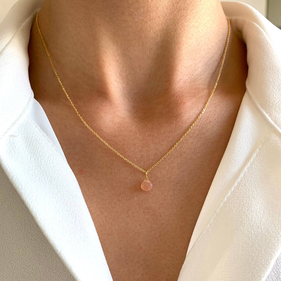 Joya del mes de febrero: collar fino de cuarzo rosa, un símbolo de amor consciente