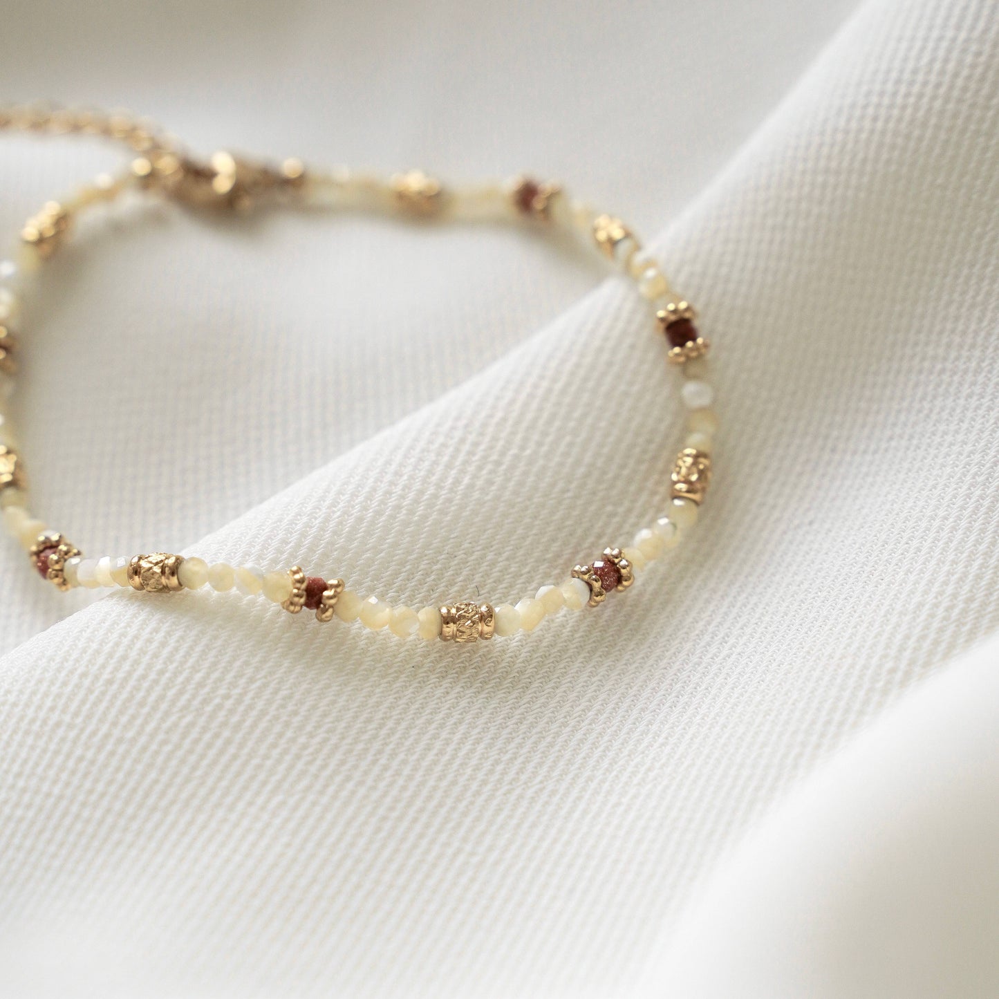 Pulsera de Nácar Blanco Natural | Acero Inoxidable Dorado
