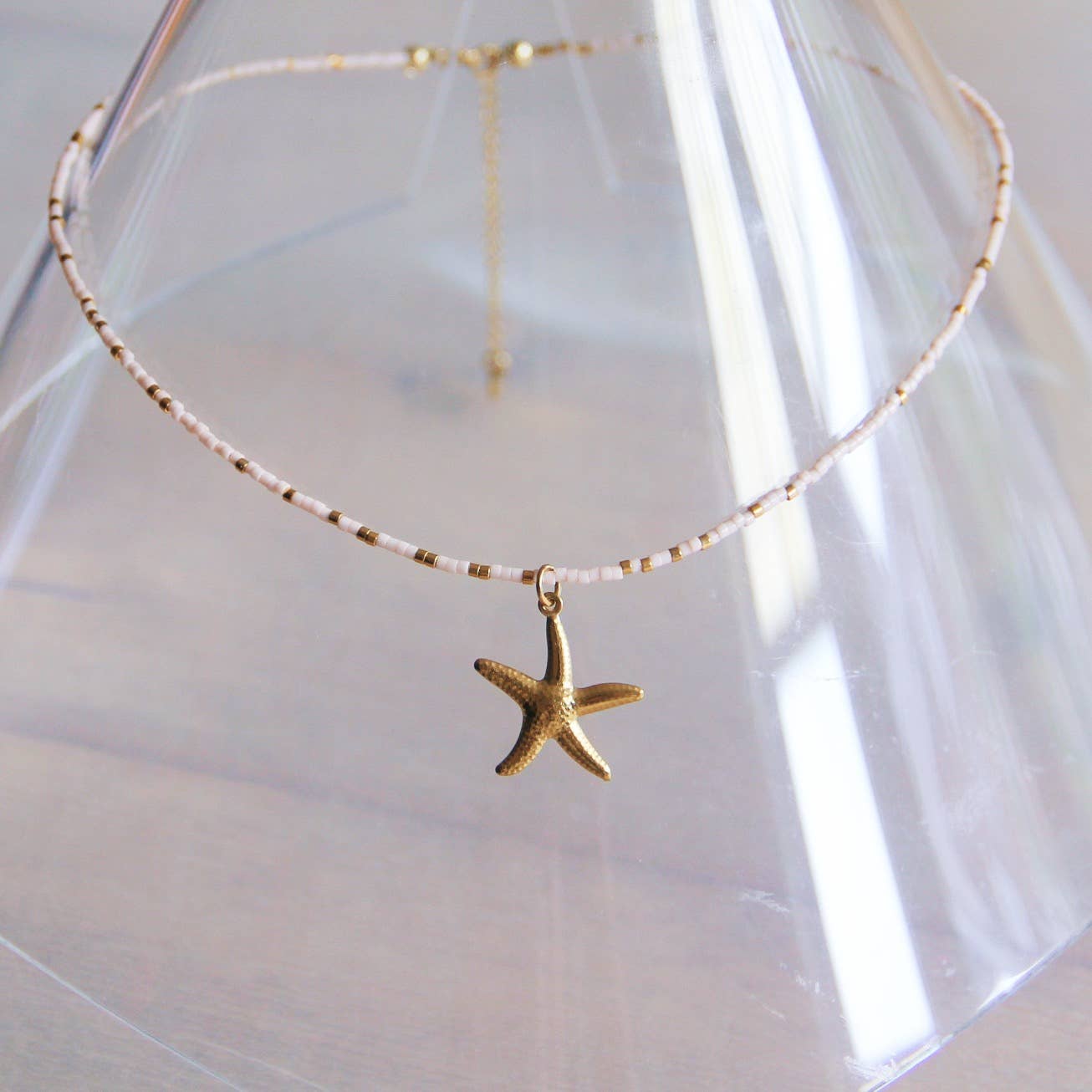 Collar Miyuki con estrella de mar — nude/dorado