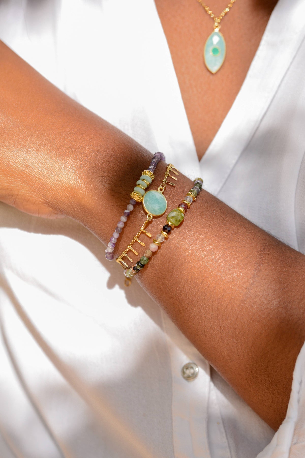 Pulsera Shanti de amatista y amazonita con charms dorados