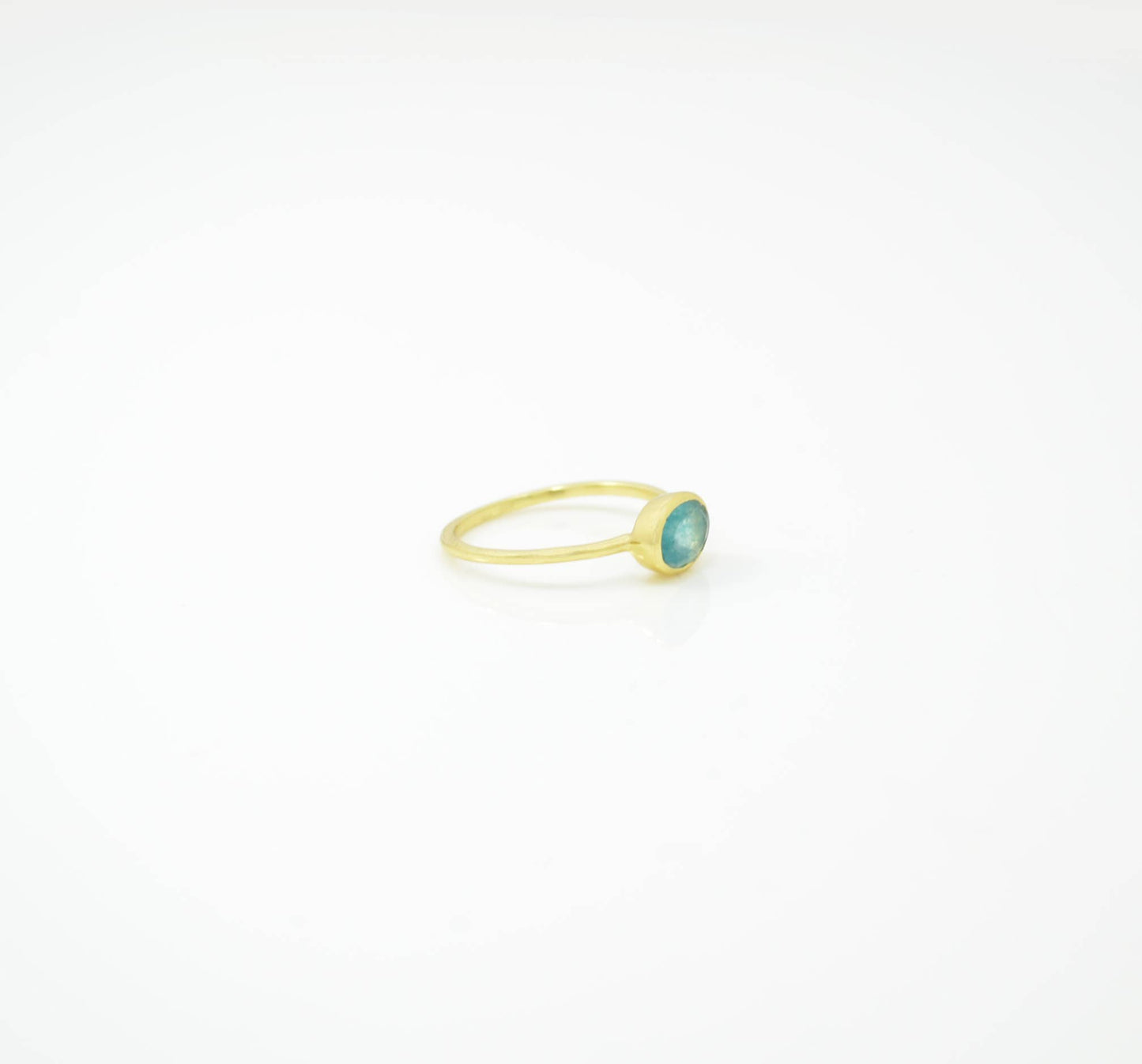 Anillo de piedras preciosas ovaladas, plata y apatita azul