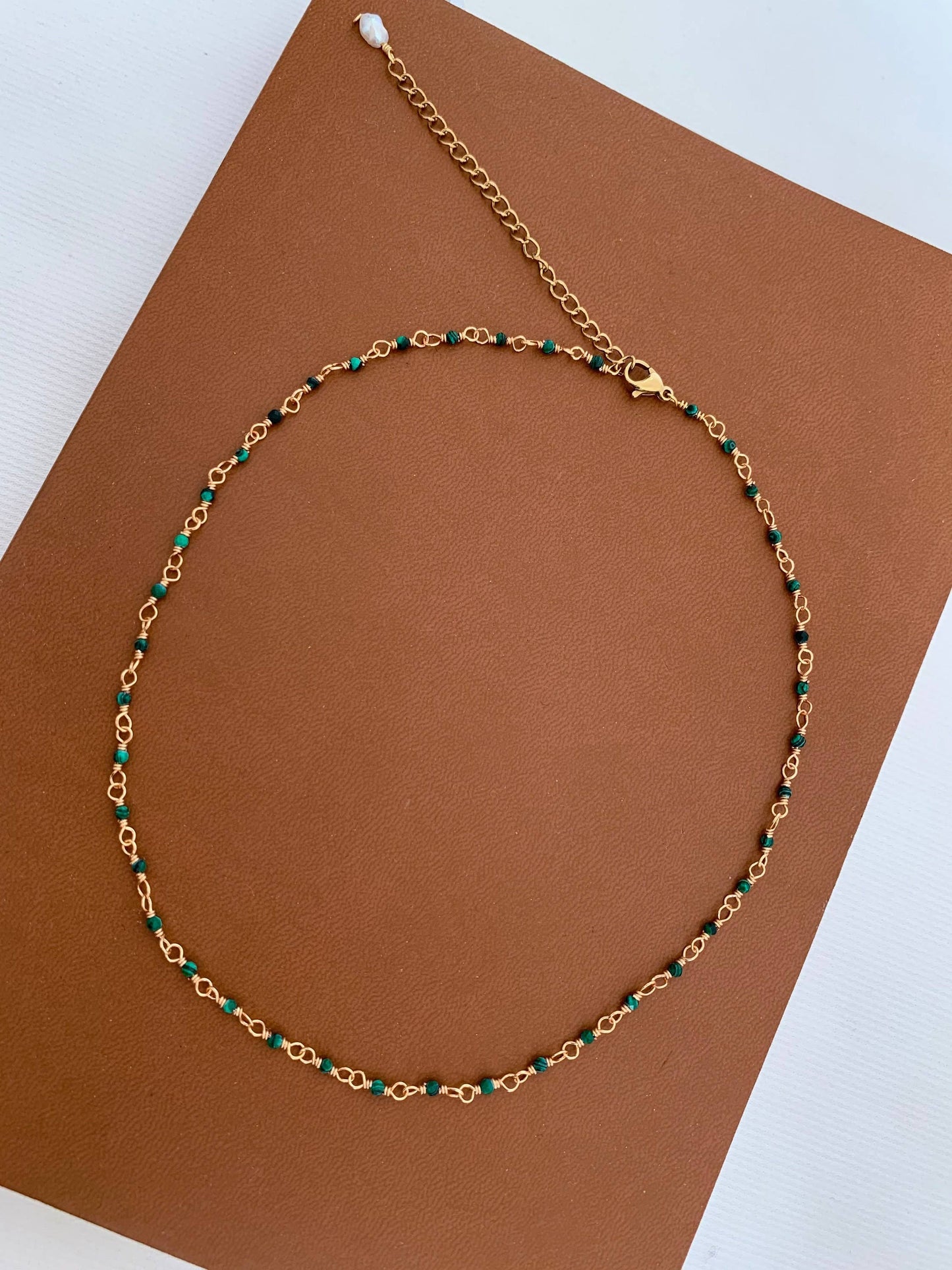 Collar de acero con piedra verde natural de malaquita