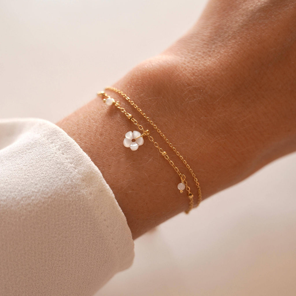 Pulsera blanca con flor y perla de nácar