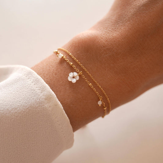 Pulsera blanca con flor y perla de nácar