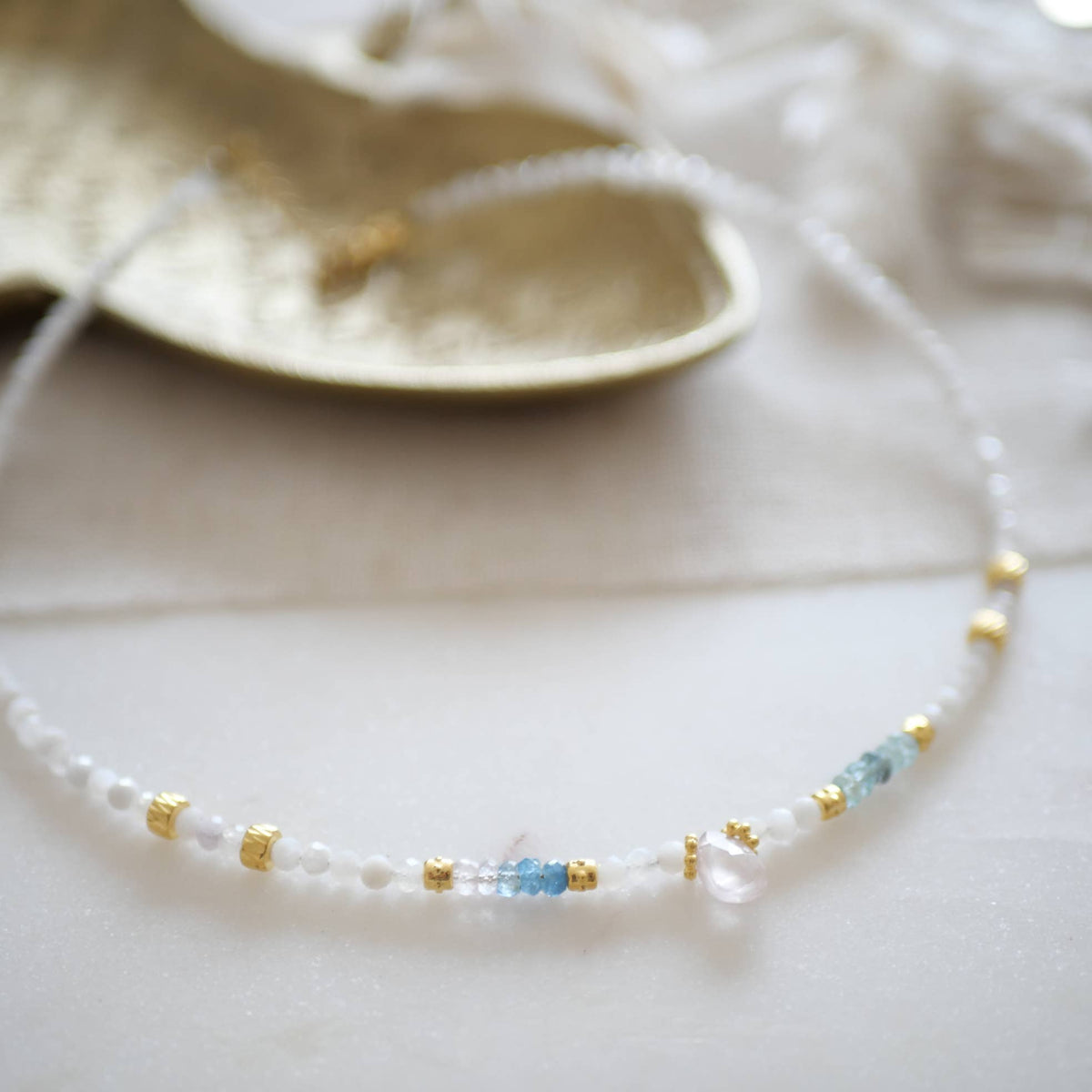 Collar Kanti de Morganita, Piedra Luna y Cuarzo Rosa