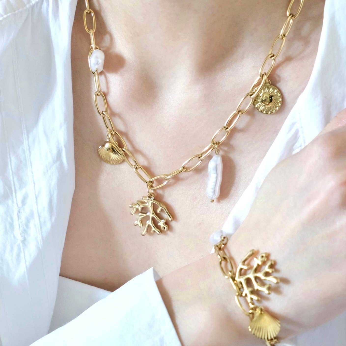Collar con dijes de coral de acero inoxidable Pony