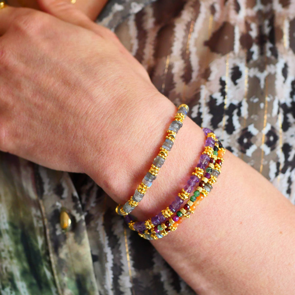 PULSERA NIRNAAN GRANATE