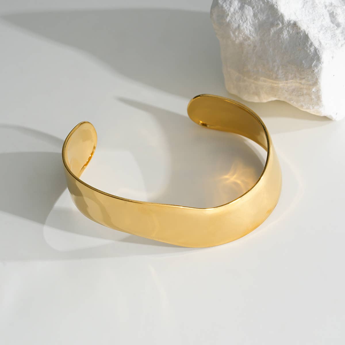 Brazalete grande de oro curvo