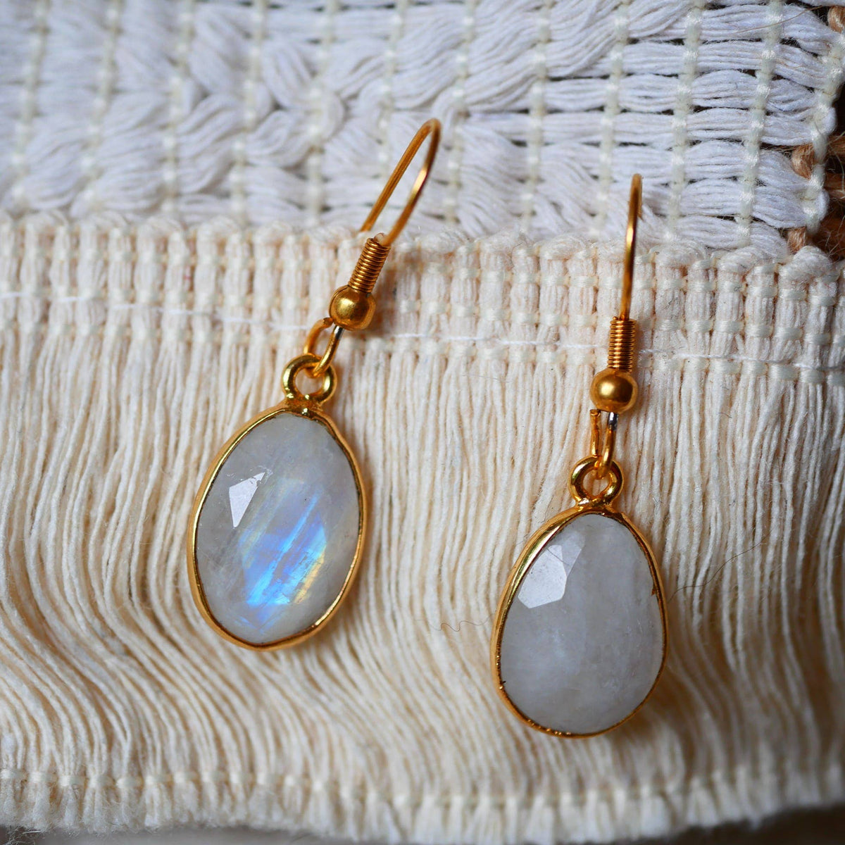 Pendientes Kaumudi de Piedra Luna Arcoíris