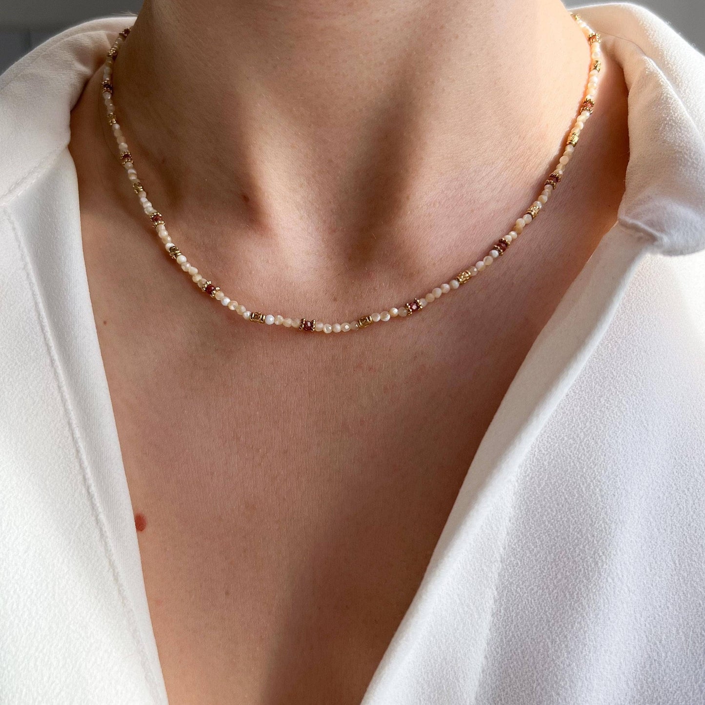 Collar de nácar blanco natural con cuentas multicolor