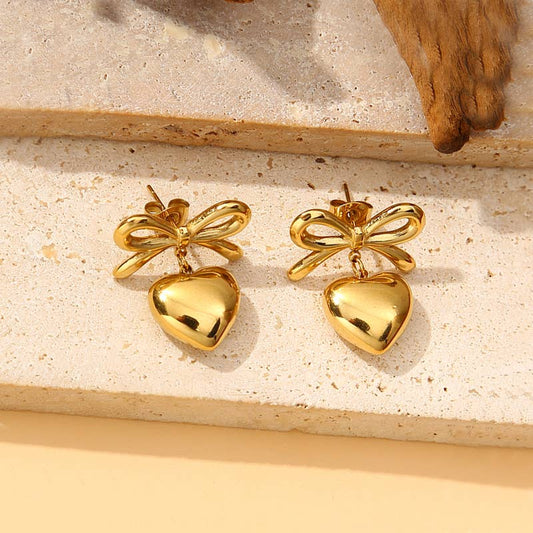 Pendientes dorados con corazones y pajarita