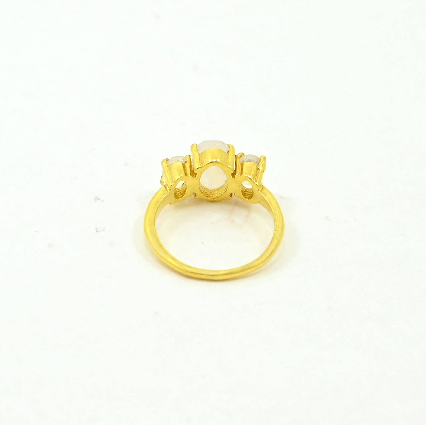 Anillo Winslet de plata bañada en oro - Piedra lunar arcoíris