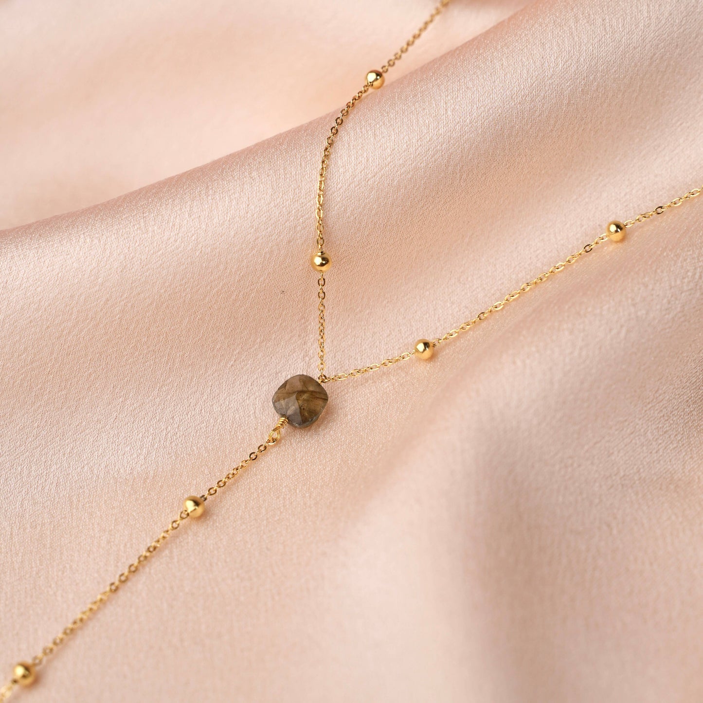 Collar para mujer con colgante de piedra labradorita y cadena fina de acero inoxidable