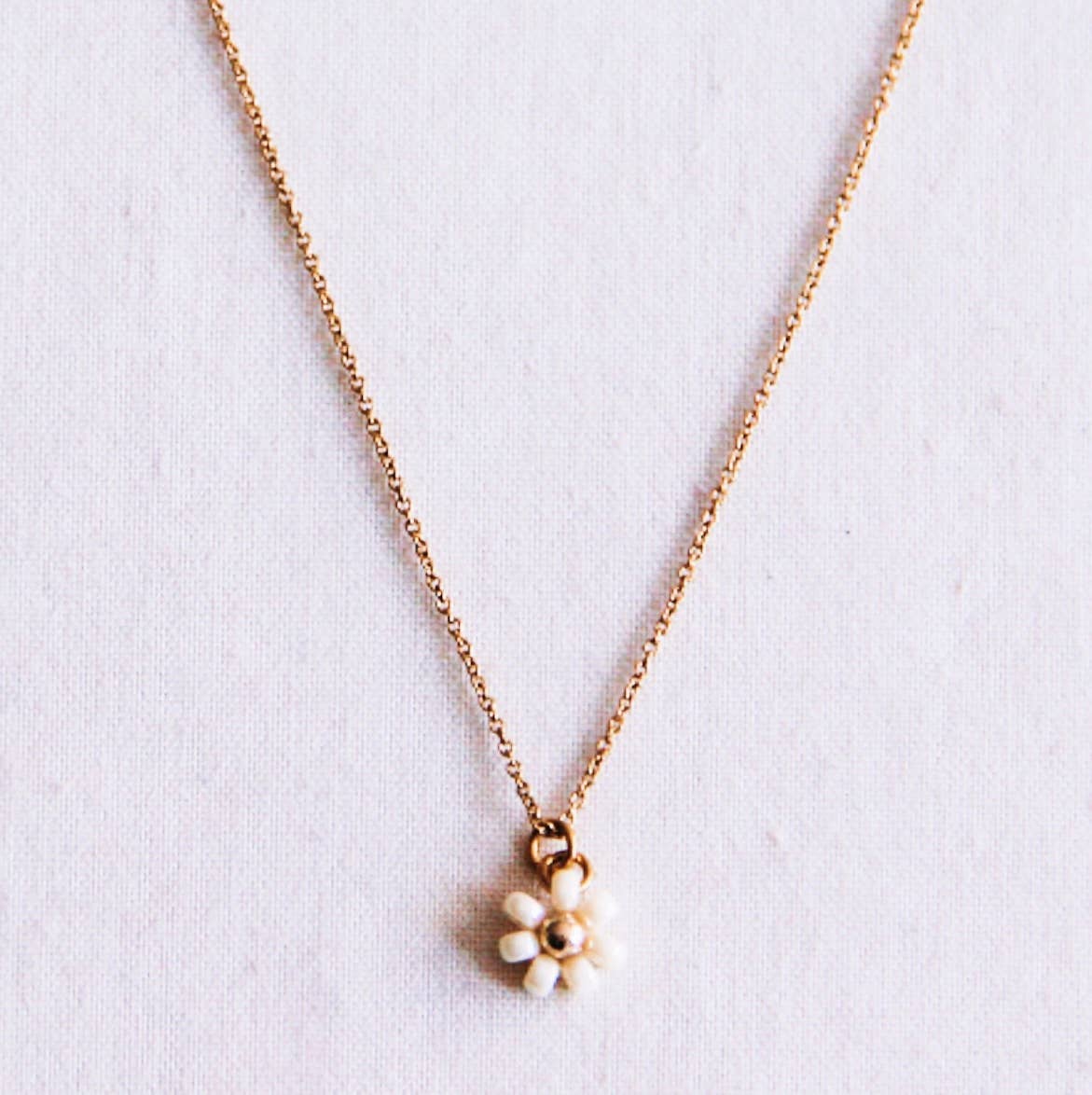 Collar fino con flor de margarita - crema