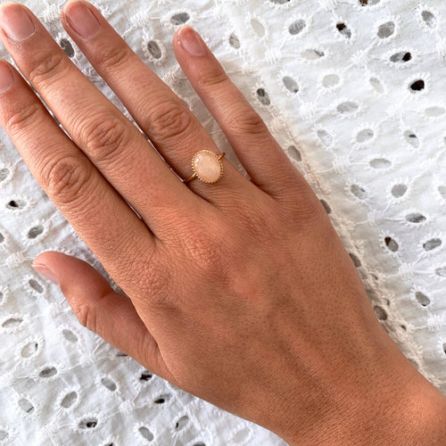 Anillo de mujer dorado con piedra ovalada de cuarzo dorado fino