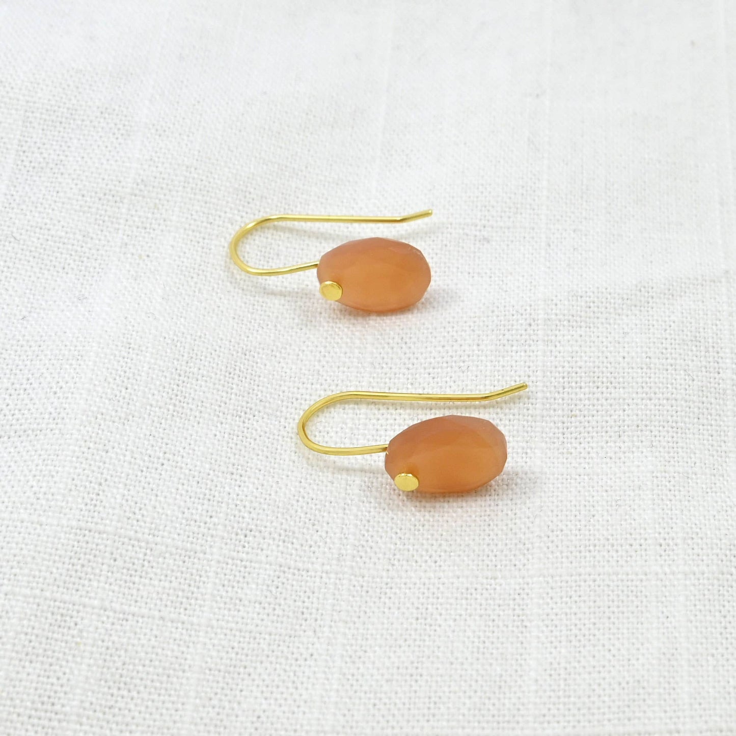 Pendientes Bella Gemstone dorados con piedra lunar color melocotón