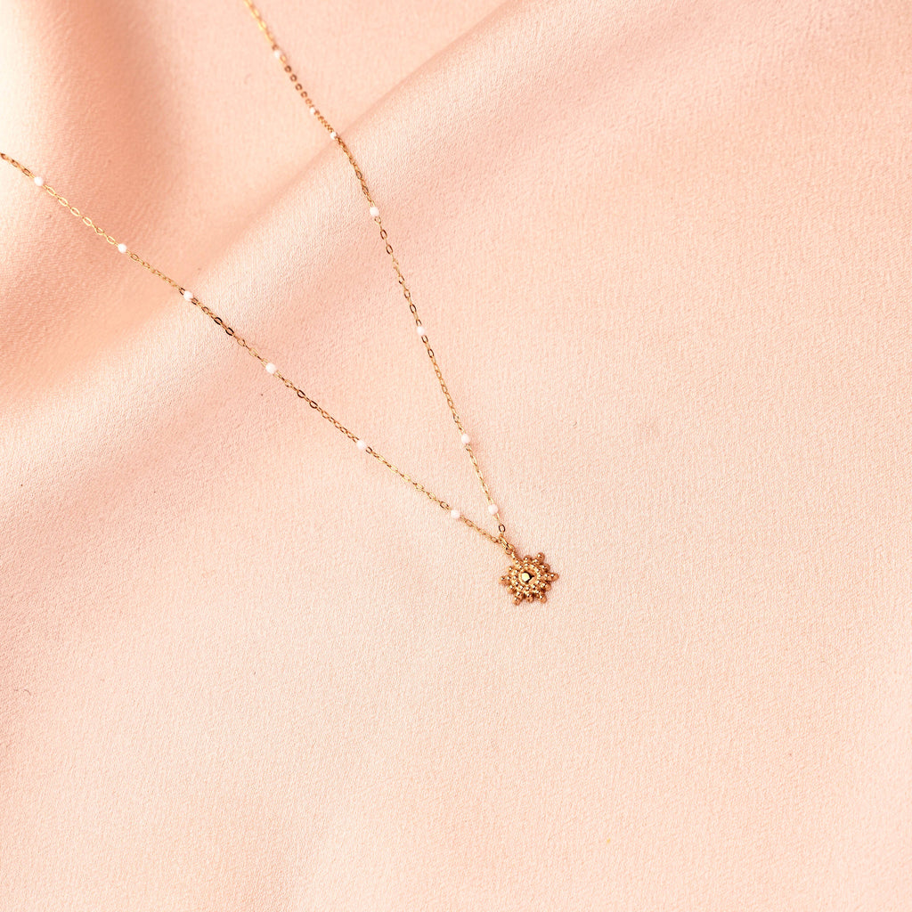 Collar con colgante de sol de acero inoxidableCollar Sol en Acero Inoxidable – Joya Minimalista Dorada