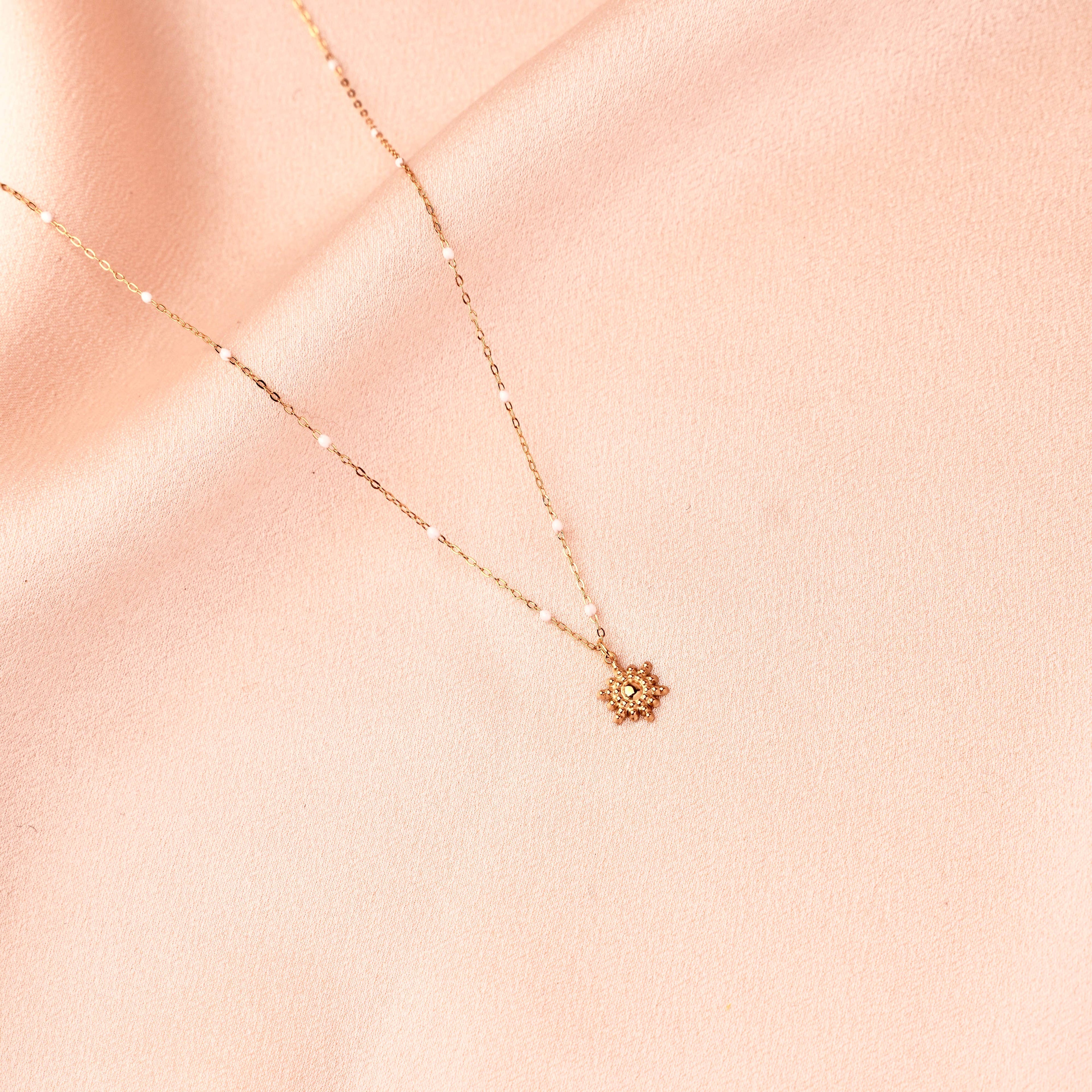 Collar con colgante de sol de acero inoxidableCollar Sol en Acero Inoxidable – Joya Minimalista Dorada