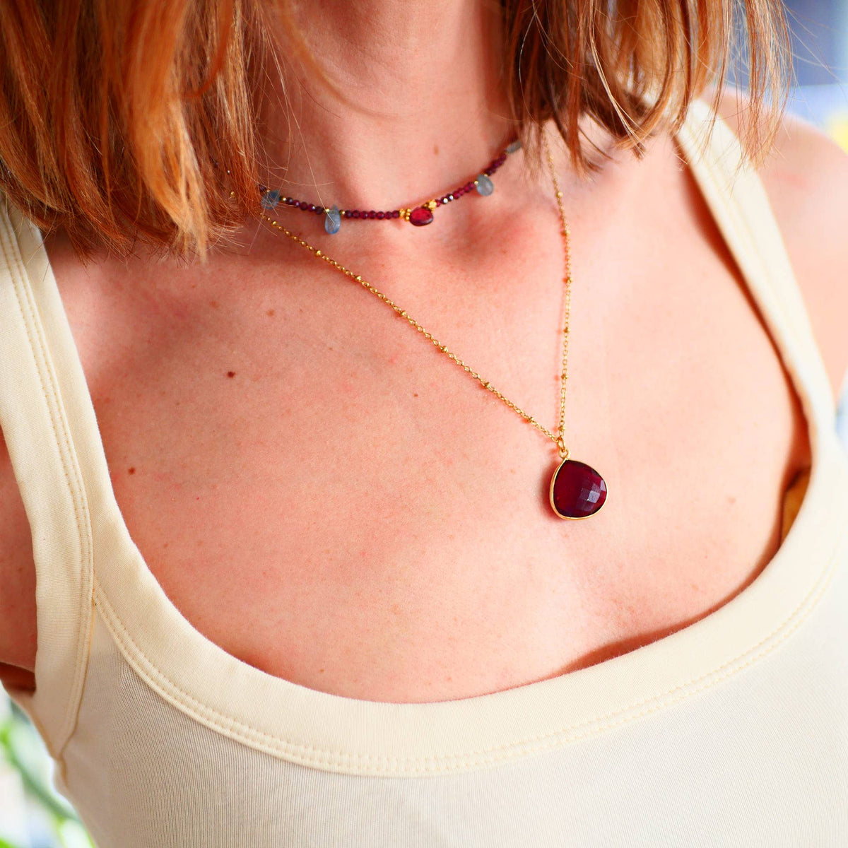 Collar Sagara · granate y aguamarina