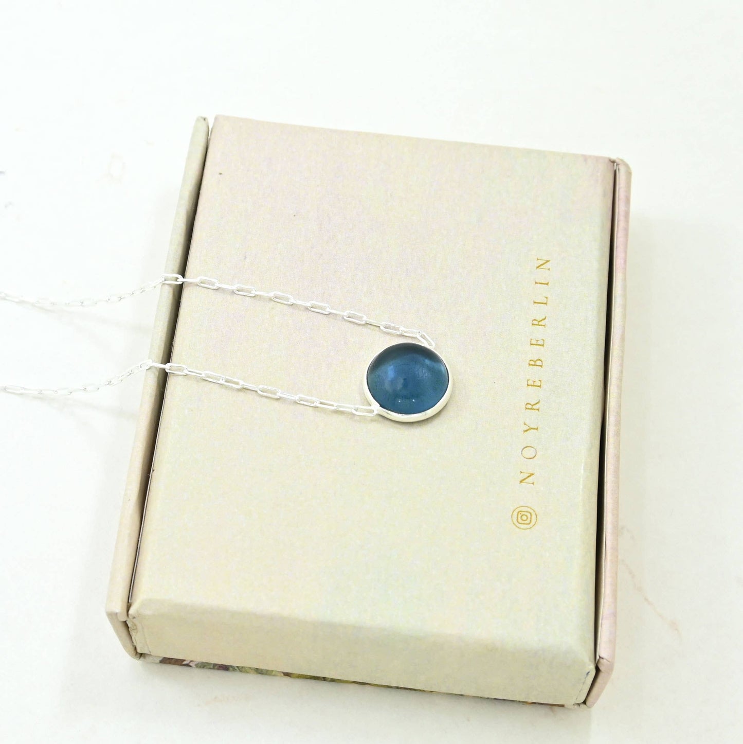 COLLAR DE PIEDRA PRECIOSA REDONDA IOLITA AZUL