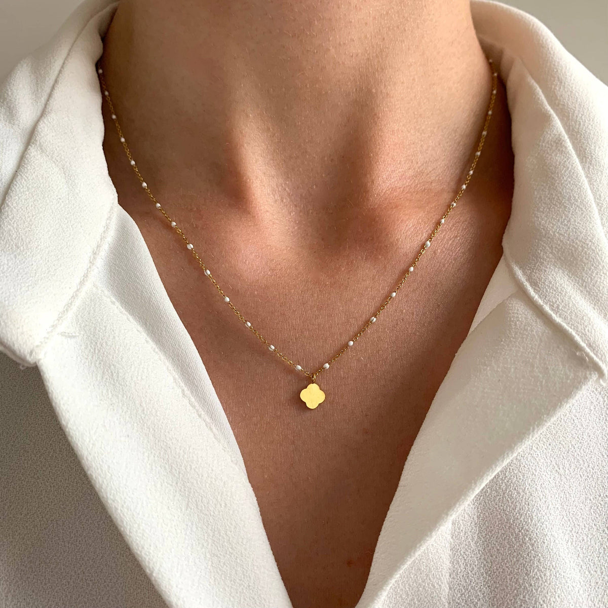 Collar Trébol de la Suerte con Cadena de Bolitas en Acero Inoxidable