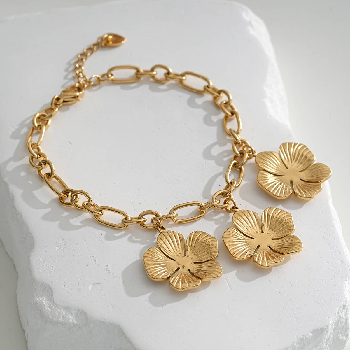 Pulsera de cadena dorada con tres flores colgantes