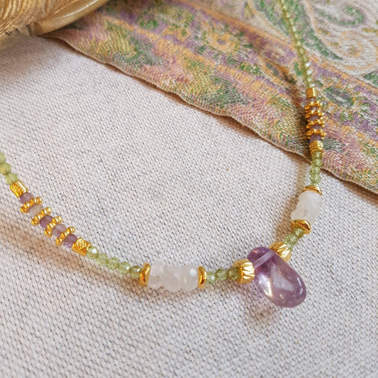 Collar Venuka de Peridoto, Amatista y Piedra Luna