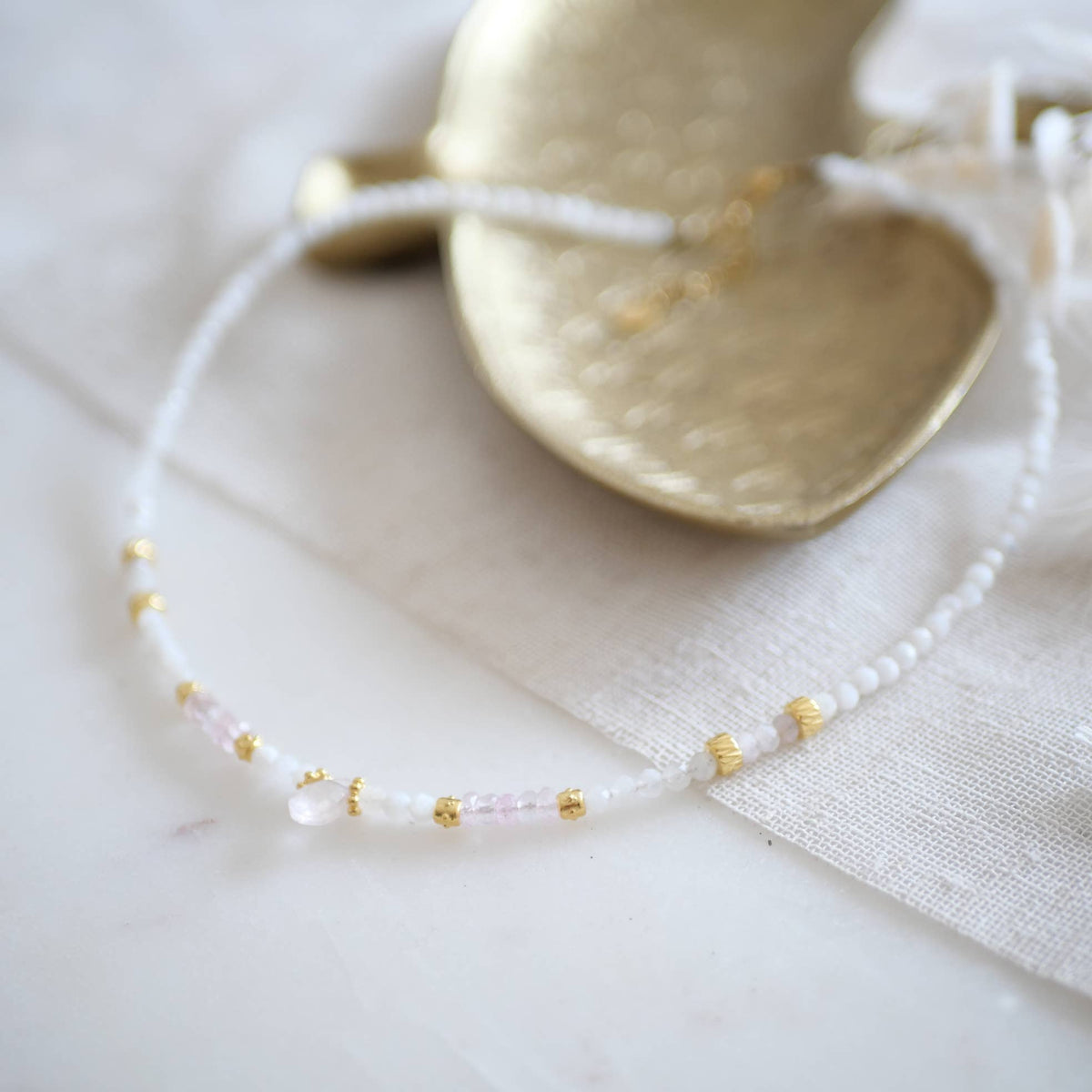 Collar Kanti de Morganita, Piedra Luna y Cuarzo Rosa