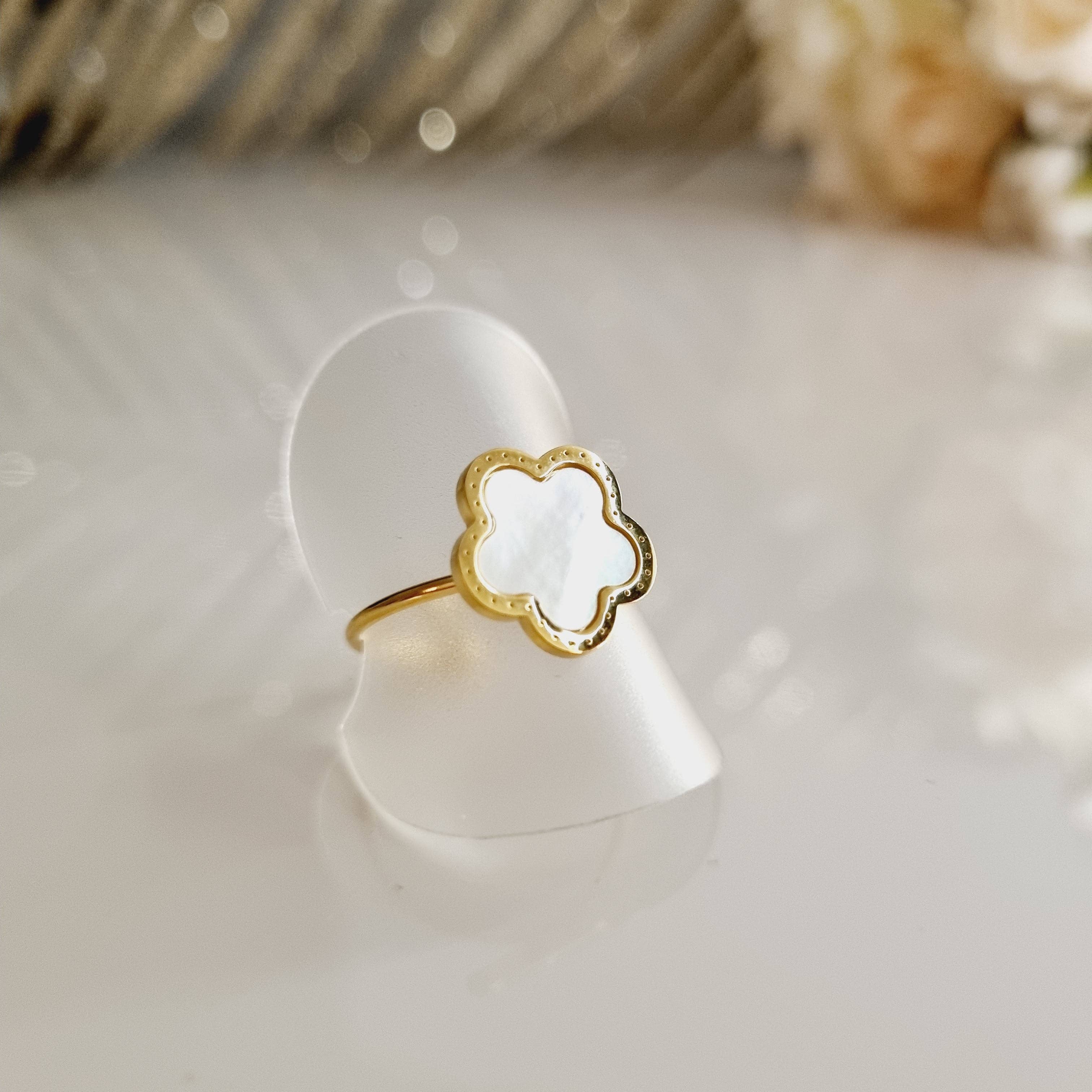 Anillo de trébol de 5 hojas en oro y blanco nacarado
