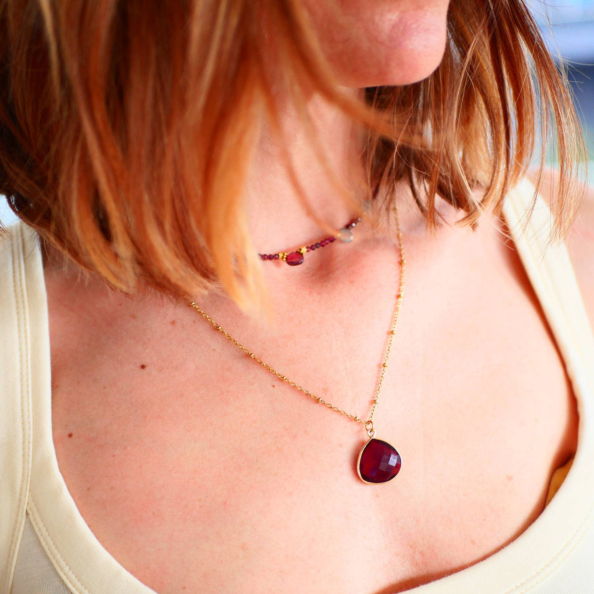 Collar Sagara · granate y aguamarina