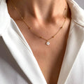 Collar con colgante de flor de nácar blanco