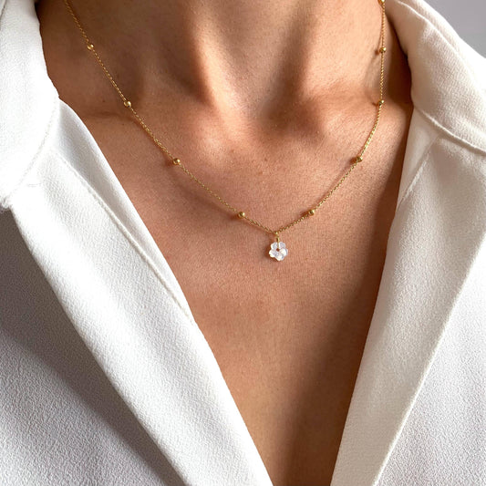 Collar con colgante de flor de nácar blanco