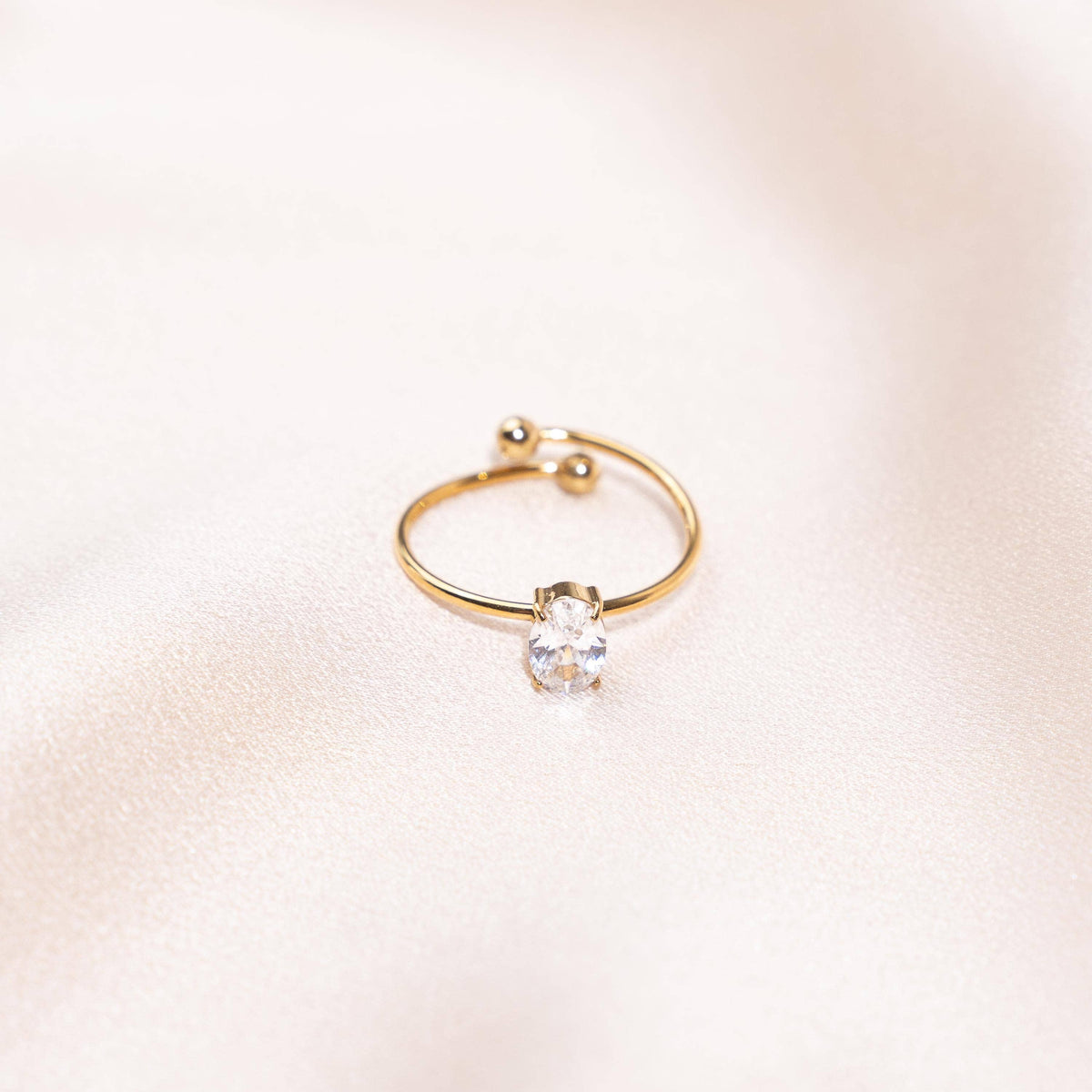 Anillo solitario ovalado de circonio / anillo ajustable