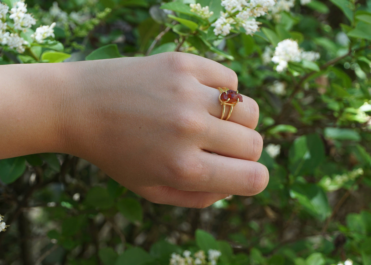 Anillos: dorado de mujer con cornalina sin pulir, ajustable,