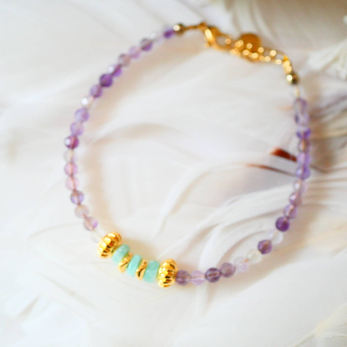Pulsera Shanti de amatista y amazonita con charms dorados