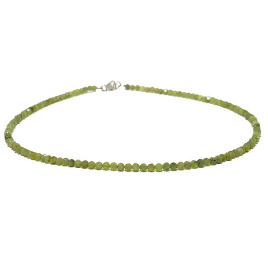 Collar de peridoto oscuro facetado de aproximadamente 3 mm con cierre de plata 925