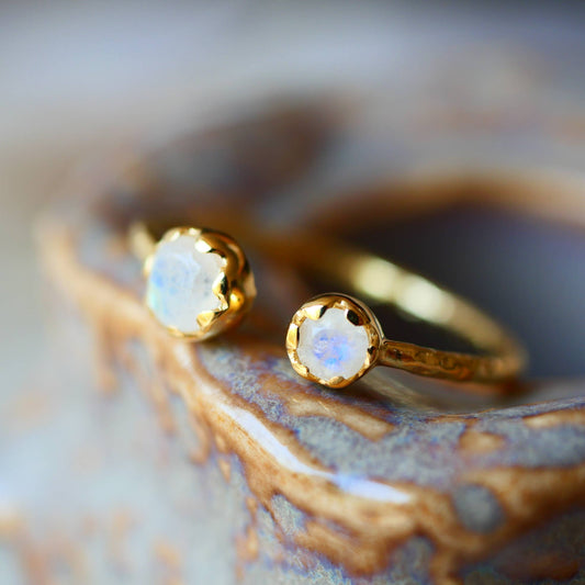 Anillo ajustable Daenerys con piedra luna, bañado en oro 2 micrones
