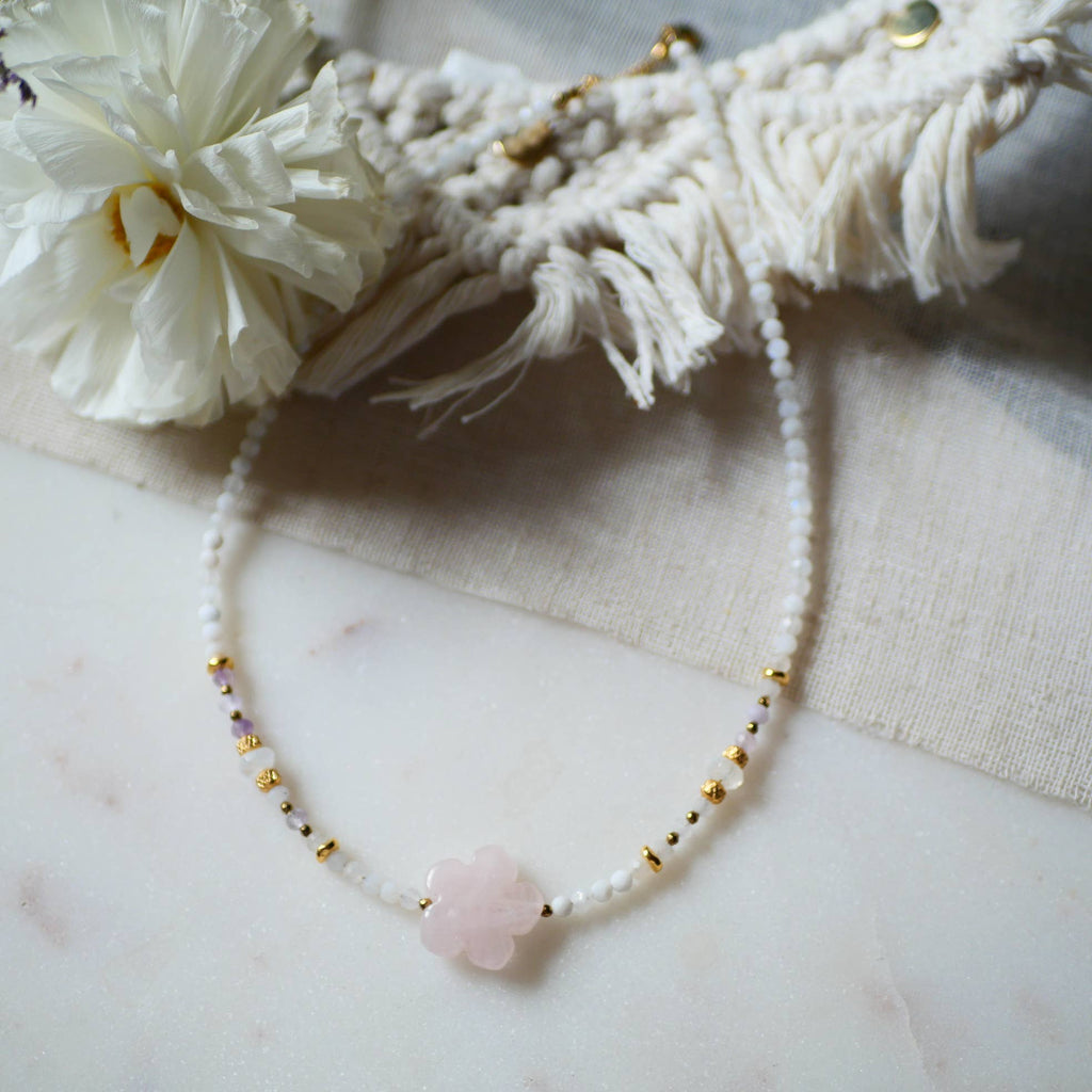 COLLAR CON PIEDRA LUNAR, CUARZO, ROSA, CAMELIA