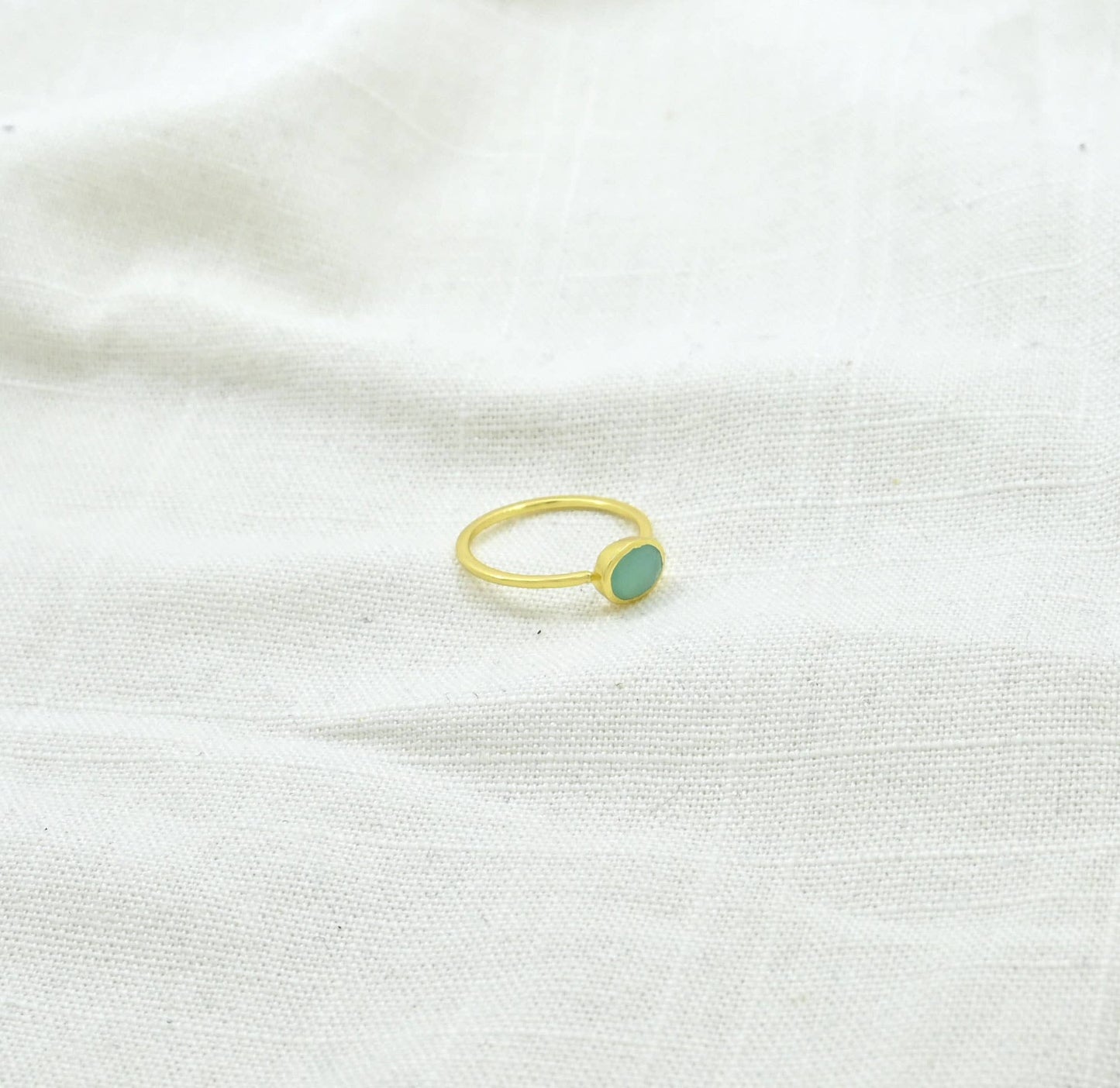 Anillo ovalado con piedras preciosas doradas y plateadas, amazonita