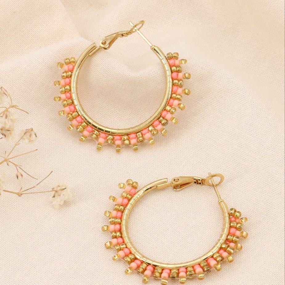 Pendientes de aro de acero inoxidable con perlas de semillas bordadas