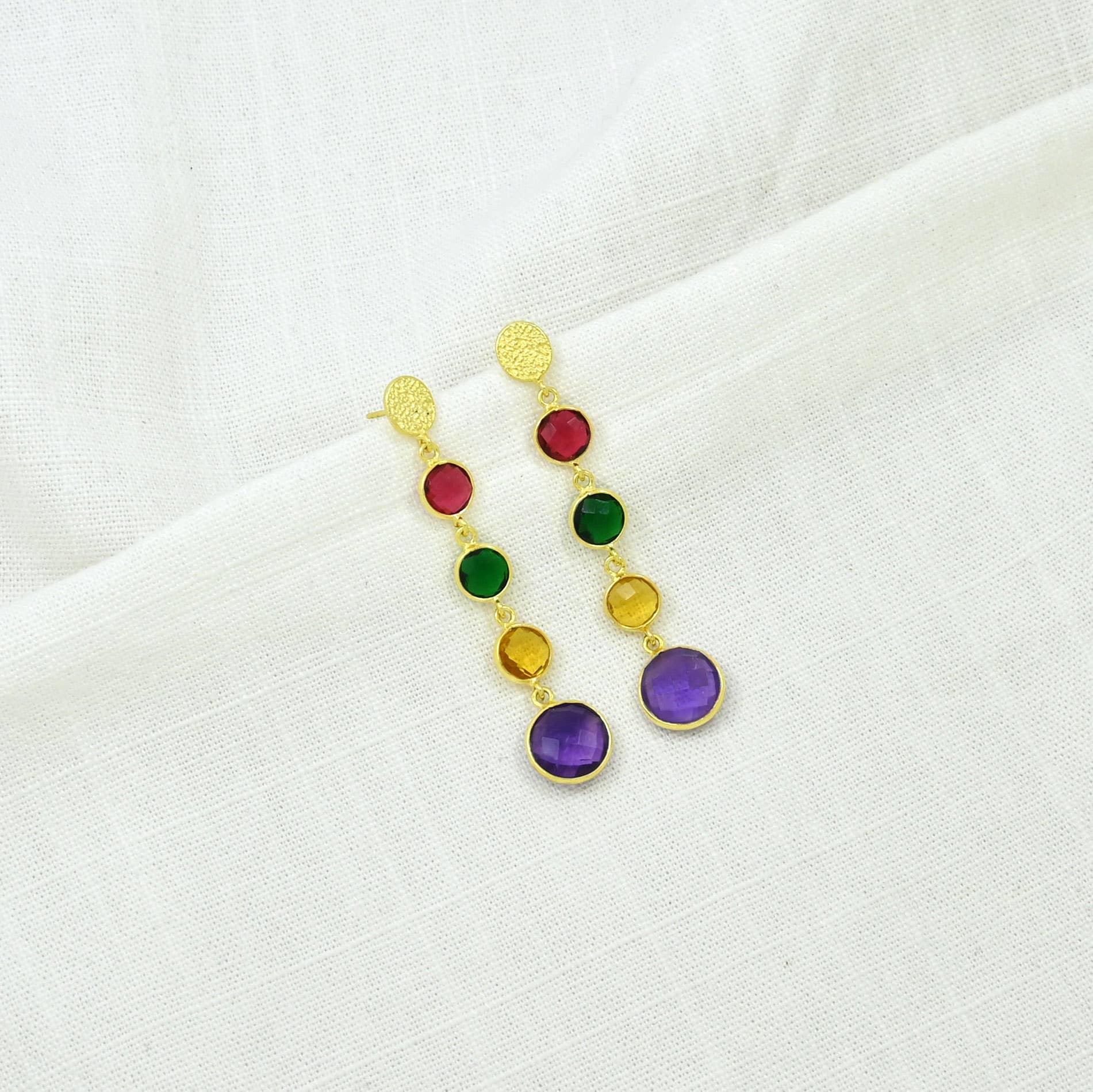 Pendiente Antonia largo con gema multicolor