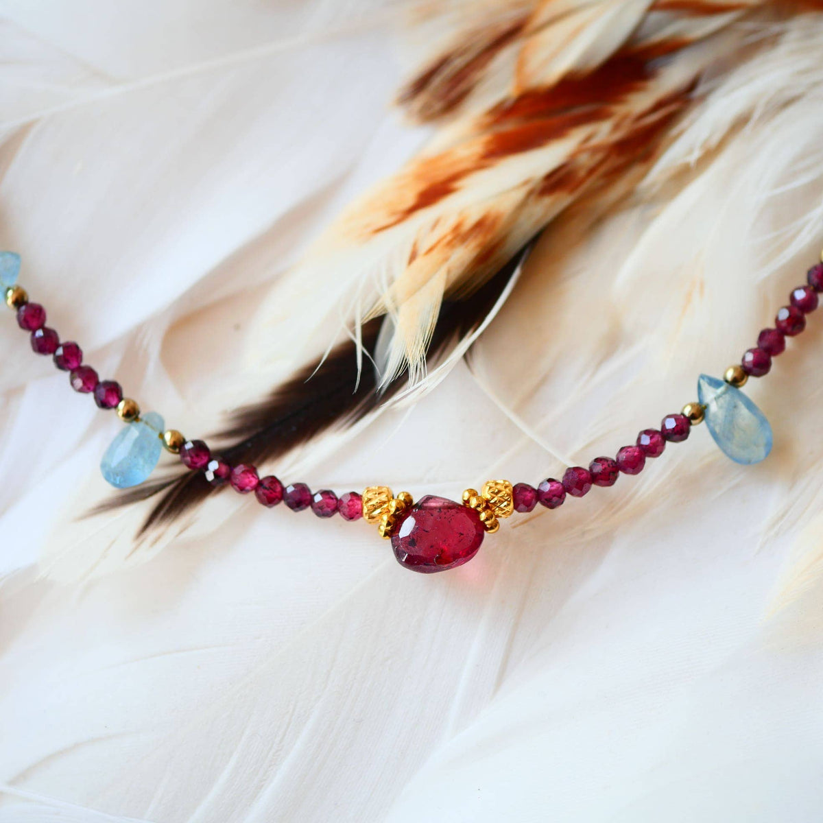 Collar Sagara · granate y aguamarina